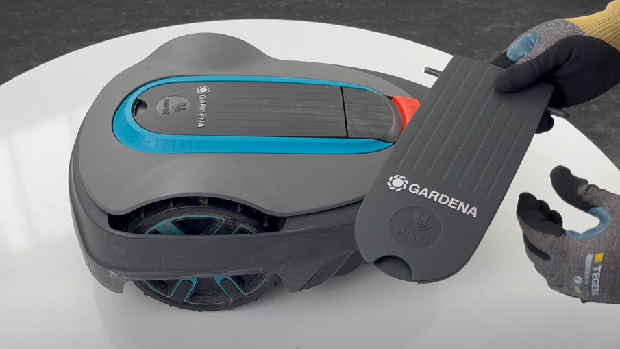 Lucka till robotgräsklippare